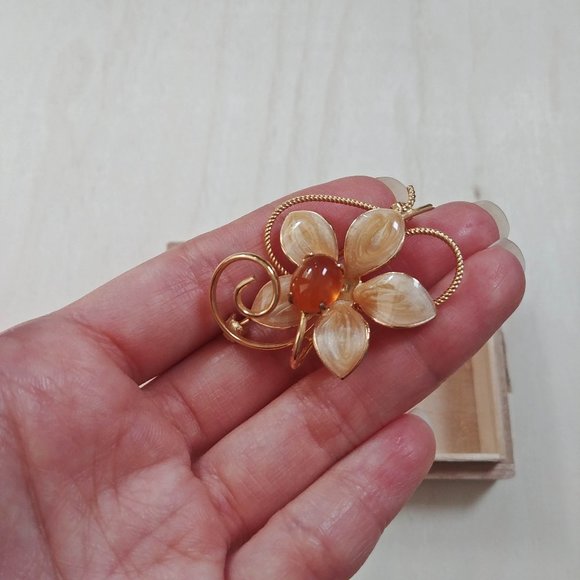 70s Vintage Flower Brooch With Stone - Picture 2 of 3